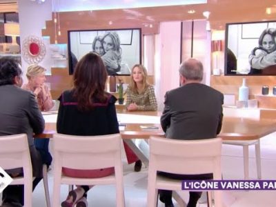 Vanessa Paradis très émue à la déclaration d'amour de sa fille dans C à Vous