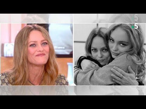  Vanessa Paradis très émue en évoquant sa relation avec sa fille Lily-Rose Depp dans C à vous (VIDEO) 