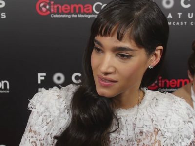 Sofia Boutella embrasse Charlize Theron et les mouvements magiques de ses mains dans La Momie