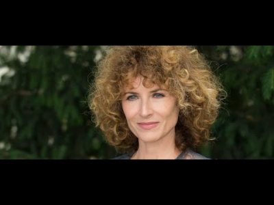 Elsa Lunghini revient sur sa prétendue rivalité avec Vanessa Paradis: "Ça a été terrible" [Télé]