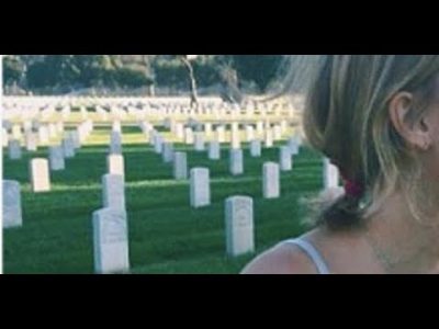 Lily-Rose Depp choque, son comportement dans un cimetière irrite