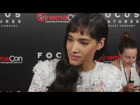  Sofia Boutella rates kissing Charlize Theron & magical hand movements in The Mummy 