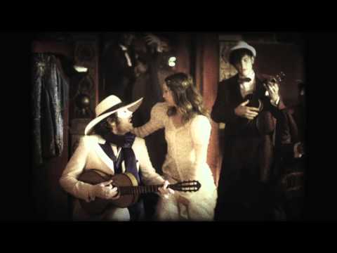  Vanessa Paradis et -M- dans "La Seine" (clip officiel d'UN MONSTRE A PARIS) 