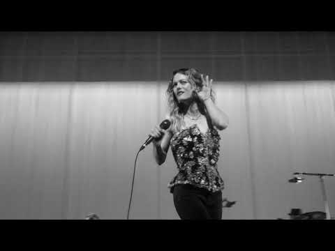  VANESSA PARADIS  Le Silo Marseille  15 05 19   Pourtant 