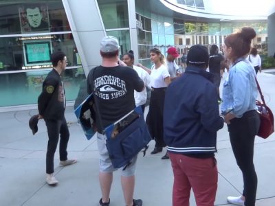 Sofia Boutella accueille les fans devant le dôme ArcLight Cinerama à Hollywood