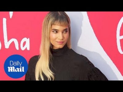 Sofia Boutella offre un look élégant à & # 39; Love, Antosha & # 39; première