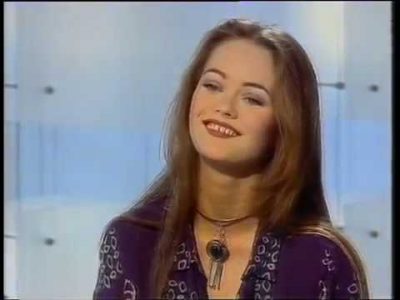 Vanessa Paradis reportage sur la tournée promotionnelle à Liverpool + int @ TV Dimanche, 8 novembre 92