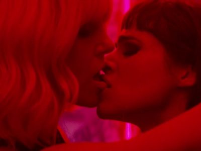 Charlize Theron embrasse Sofia Boutella dans Atomic Blonde 2017 kiss 1