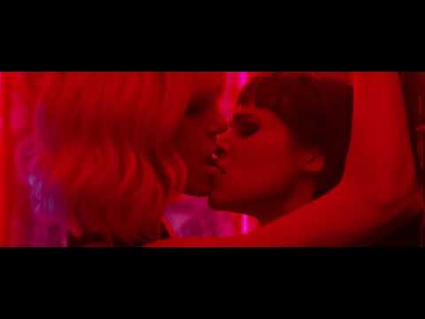  Charlize Theron kisses  Sofia Boutella  in Atomic Blonde 2017 kiss 1 