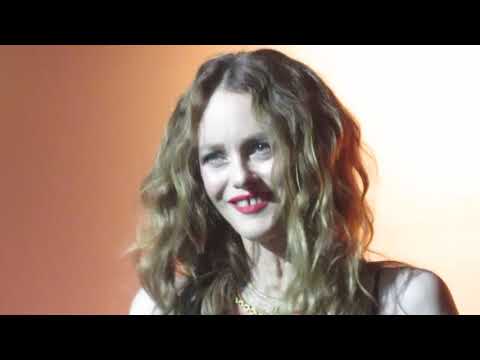  Vanessa Paradis "Joe le taxi" - La Vapeur à Dijon le 17/11/19 - Vidéo de Flo Pa Gil 